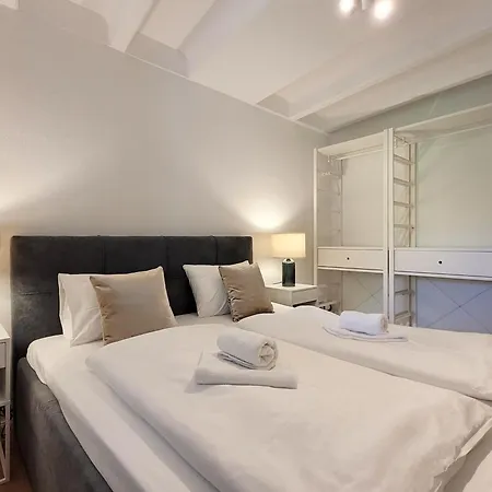 Charmante Mit Terrasse - Nur 50m Zum Mit Eigenem Parkplatz Und Fahrradunterstellmoeglichkeit Apartmán
